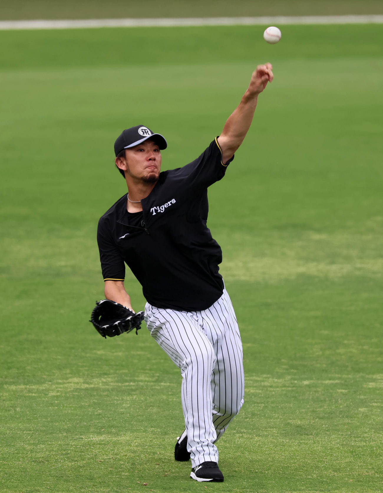 阪神対オリックス　練習でキャッチボールする伊藤将（撮影・加藤哉）