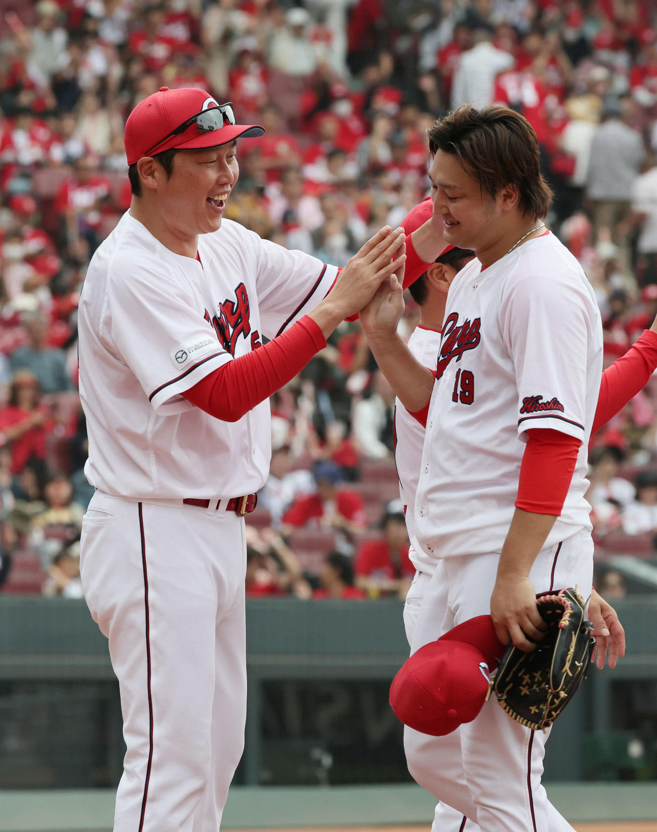 広島対西武　完投勝利の床田を迎える新井監督（左）（撮影・加藤孝規）