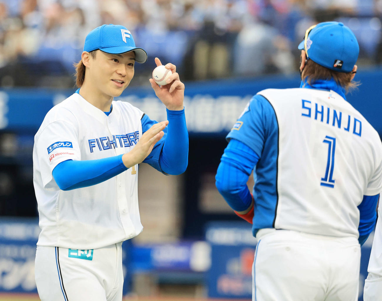 DeNA対日本ハム　3勝目の日本ハム山崎（左）は笑顔で新庄監督とハイタッチ（撮影・浅見桂子）