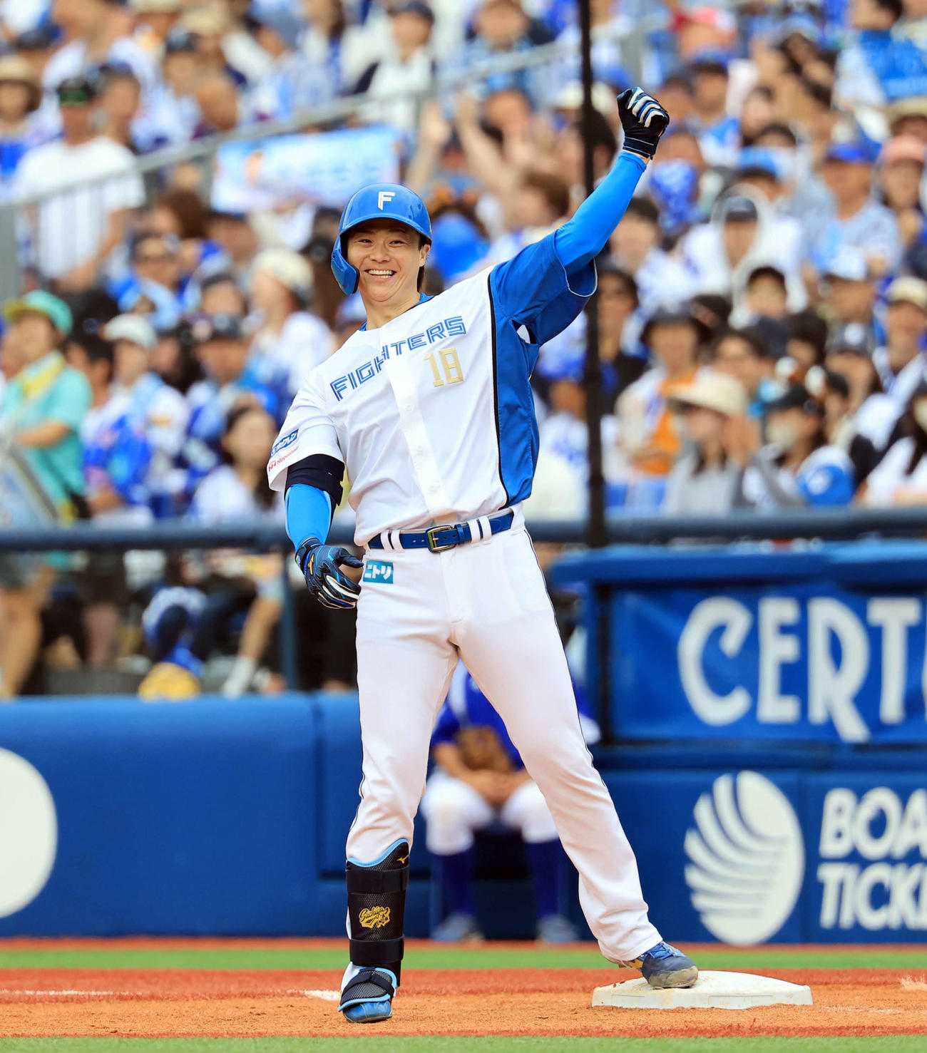 DeNA対日本ハム　7回表日本ハム1死満塁、山崎は2点適時打を放ちガッツポーズ（撮影・浅見桂子）