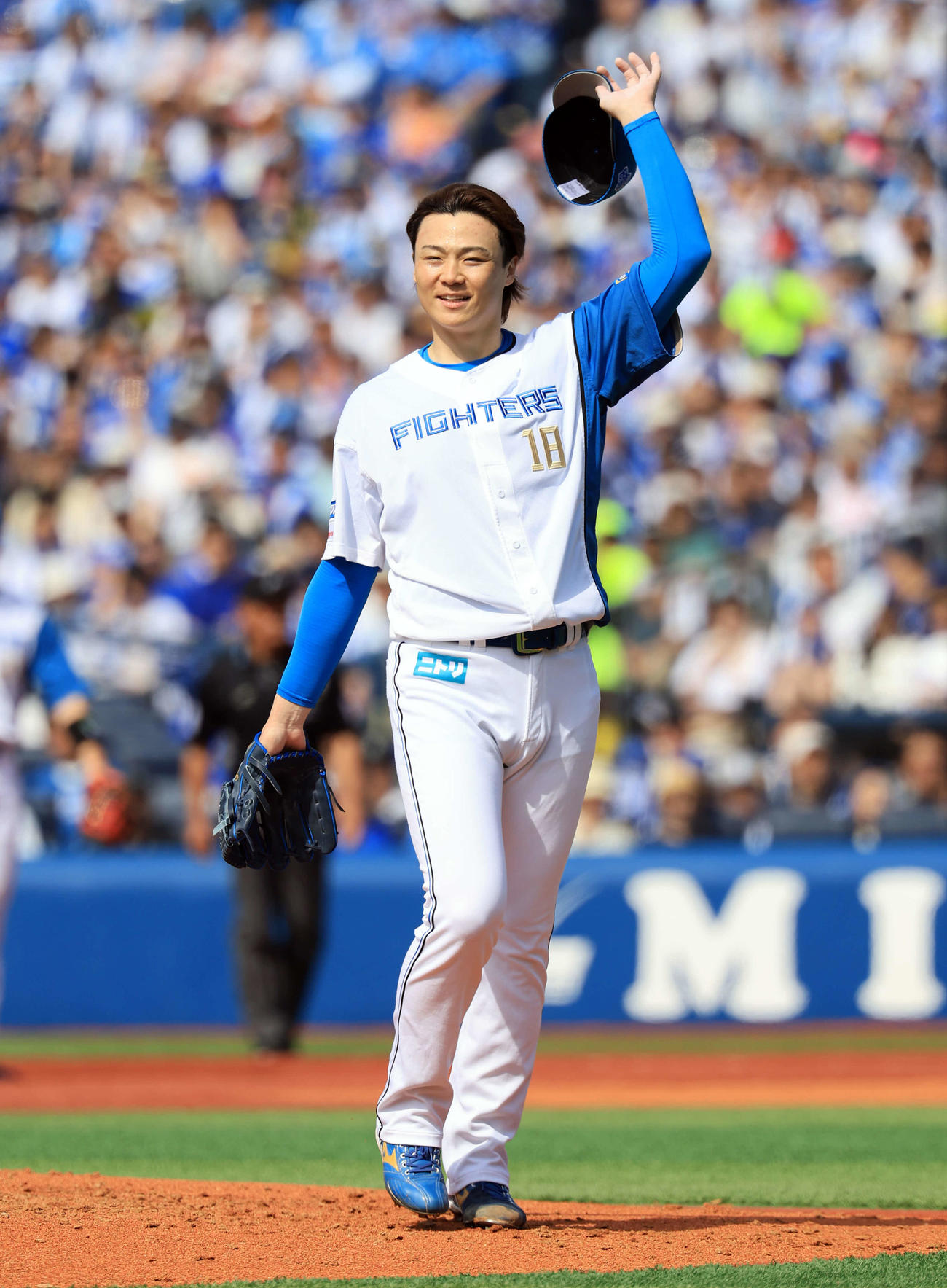 DeNA対日本ハム　2回裏DeNA2死、京田に死球を与え、脱帽する山崎（撮影・浅見桂子）