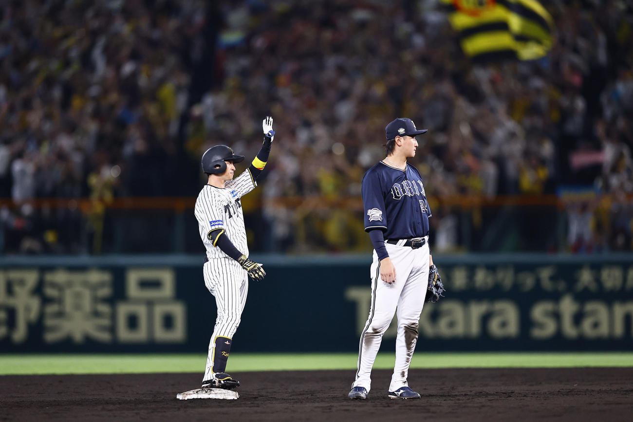 阪神対オリックス　7回裏阪神2死一、二塁、近本は右翼線に適時二塁打を放ち手を上げる。通算1000安打を達成した（撮影・藤尾明華）