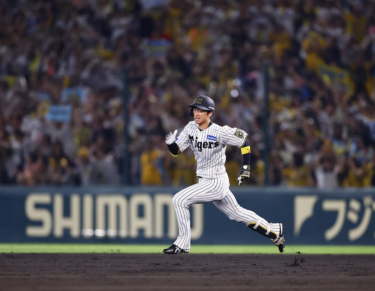 阪神対オリックス　7回裏阪神2死一、二塁、近本は右翼線に適時二塁打を放ち一塁を回る。通算1000安打を達成した（撮影・藤尾明華）