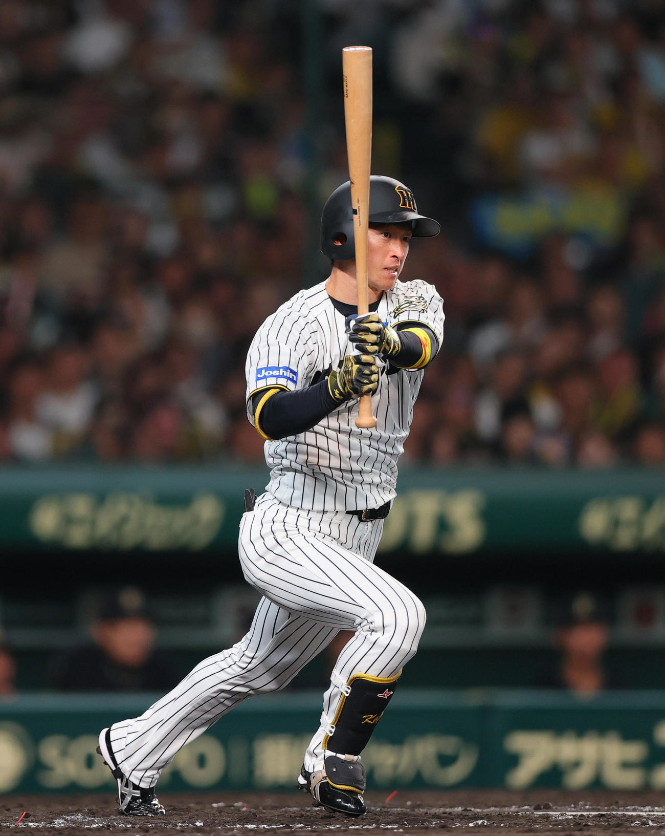 阪神対オリックス　7回裏阪神2死一、二塁、近本は1000本安打となる右適時二塁打を放つ（撮影・上山淳一）