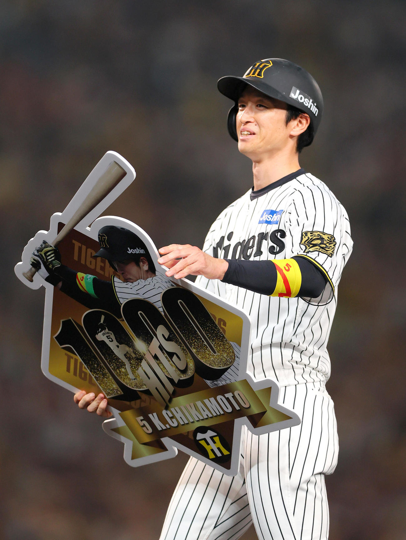 阪神対オリックス　7回裏阪神2死一、二塁、近本は右適時二塁打を放ち1000本安打を達成し記念ボードを受け取り笑顔を見せる（撮影・上山淳一）