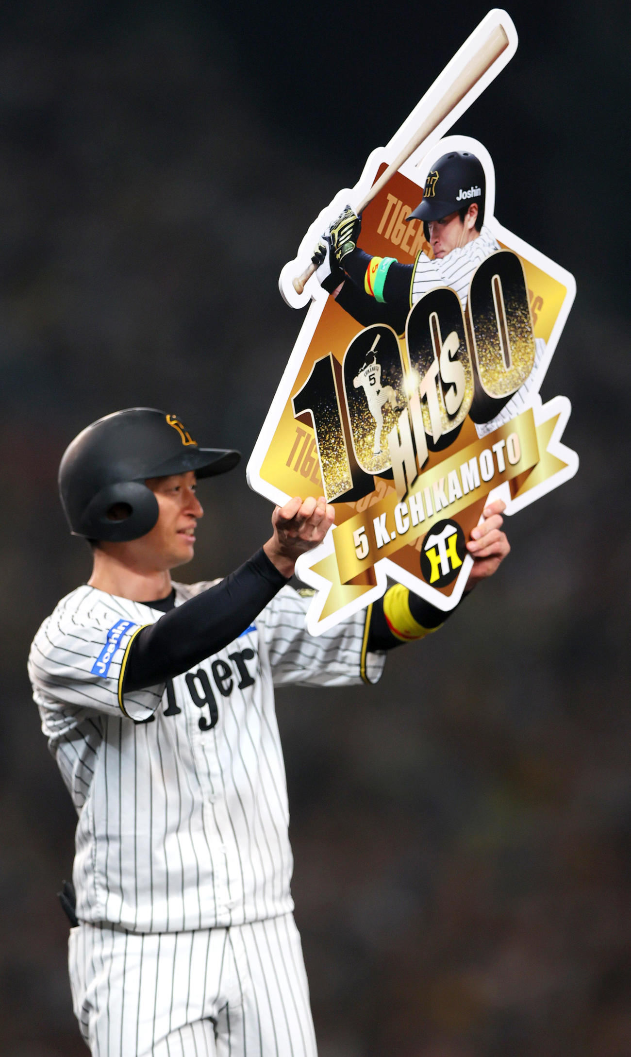 阪神対オリックス　阪神近本は1000本安打達成し、記念ボードを掲げる（撮影・上山淳一）