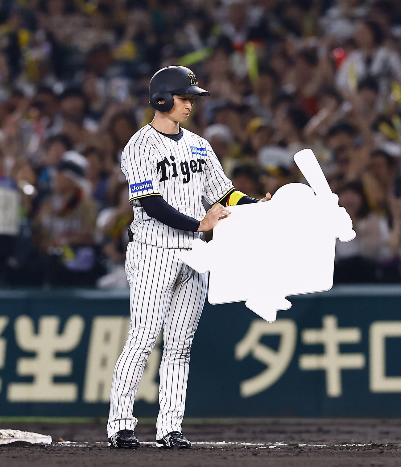 阪神対オリックス　7回裏阪神2死一、二塁、適時二塁打を放ち通算1000安打を達成し、ボードを掲げるも、裏返しだったことに気づく近本（撮影・藤尾明華）