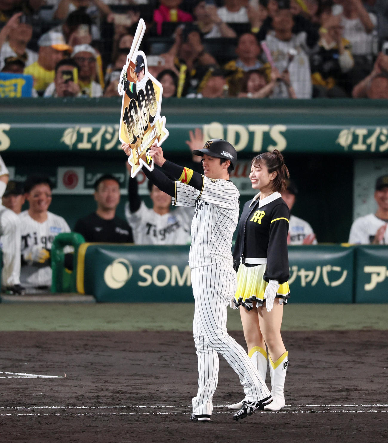 阪神対オリックス　7回裏阪神2死一、二塁、近本は右越え適時二塁打を放ち通算1000安打達成（撮影・加藤哉）