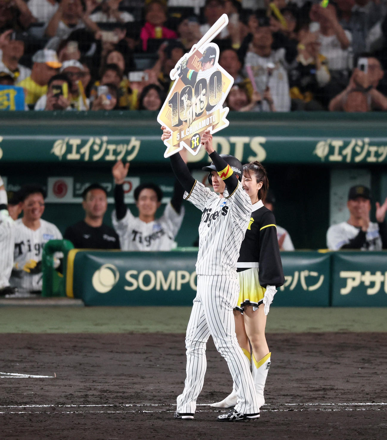 阪神対オリックス　7回裏阪神2死一、二塁、近本は右越え適時二塁打を放ち通算1000安打達成（撮影・加藤哉）