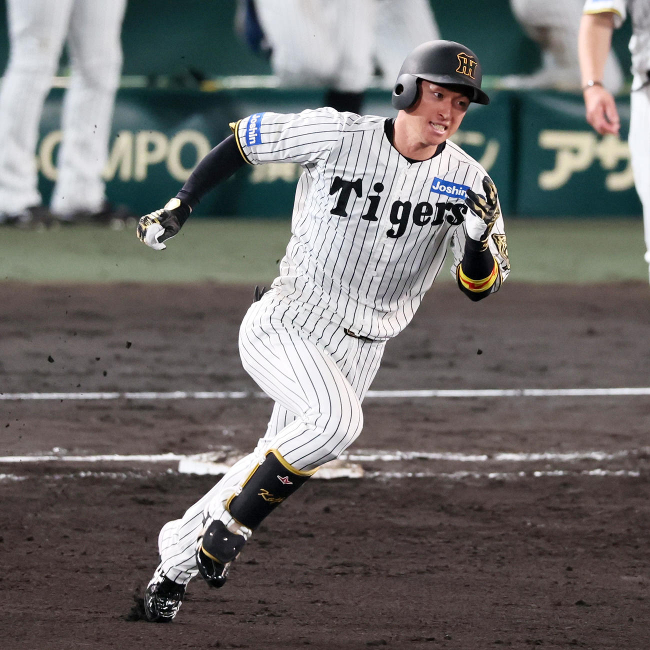阪神対オリックス　7回裏阪神2死一、二塁、近本は右越え適時二塁打を放ち通算1000安打達成（撮影・加藤哉）