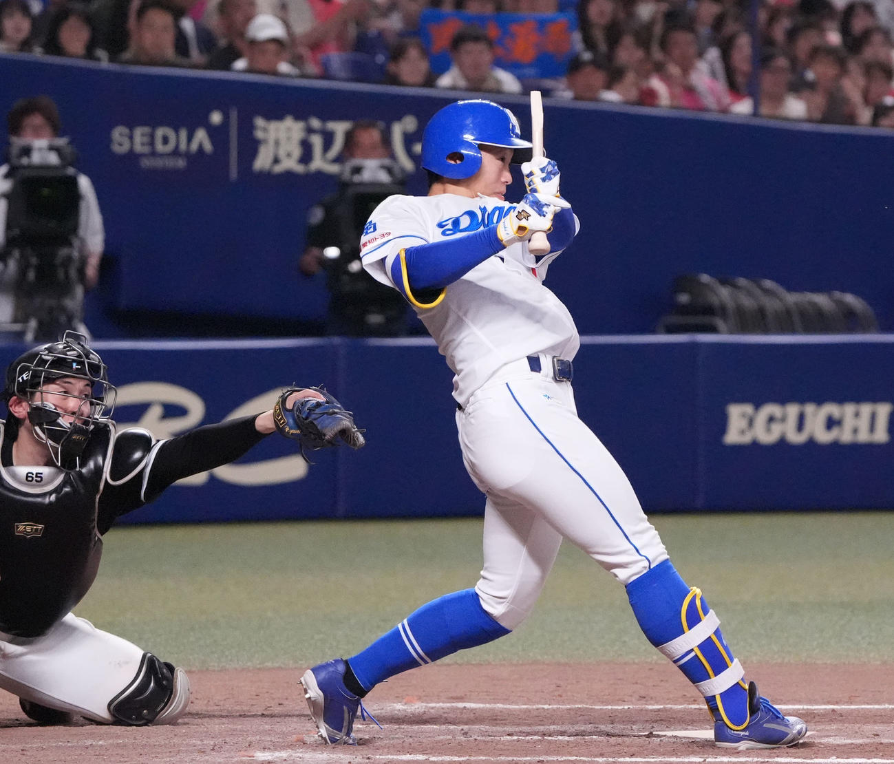 中日対ロッテ　9回裏中日2死満塁、右前適時打を放つ岡林（撮影・森本幸一）