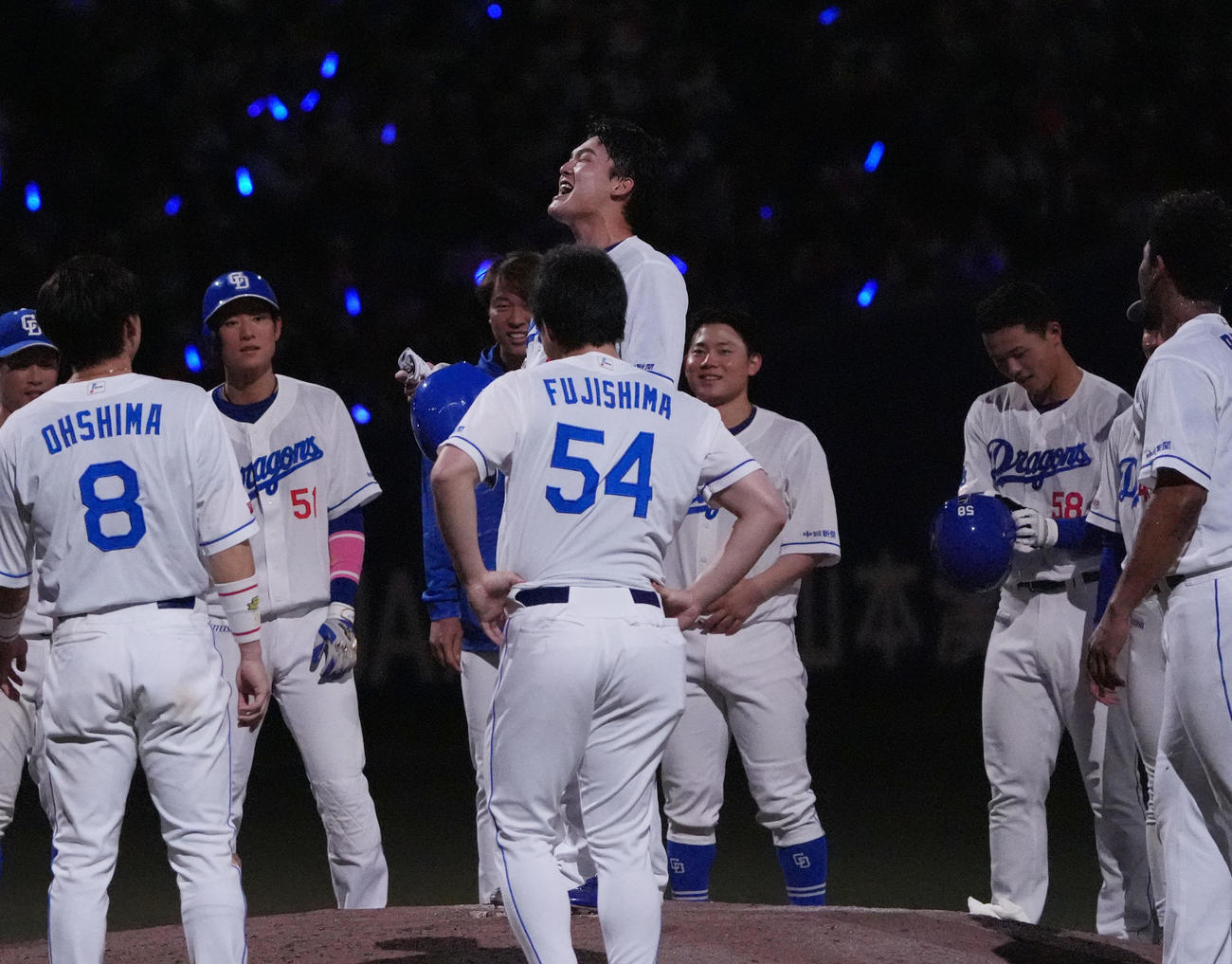 中日対ロッテ　試合終了、円陣の中央で声を上げる石川昂（撮影・森本幸一）