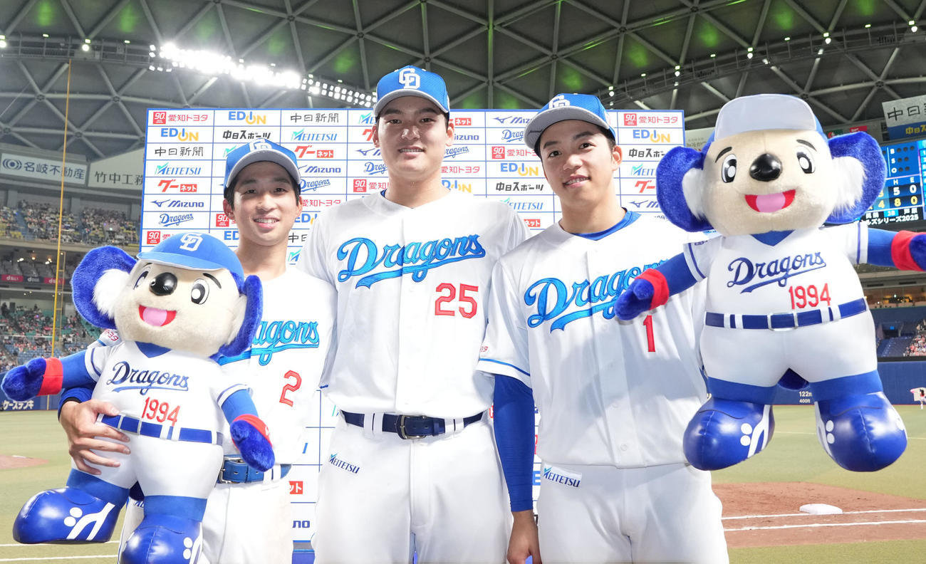 中日対ロッテ　ヒーローインタビューを終えポーズを決める（左から）田中、石川昂、岡林（撮影・森本幸一）