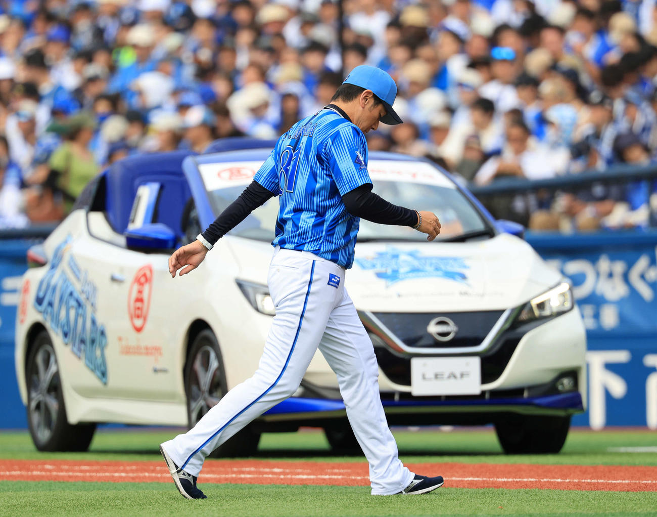 DeNA対日本ハム　4回表日本ハム2死一、二塁の場面で投手交代を告げ、うつむいてベンチに戻る三浦監督（撮影・浅見桂子）