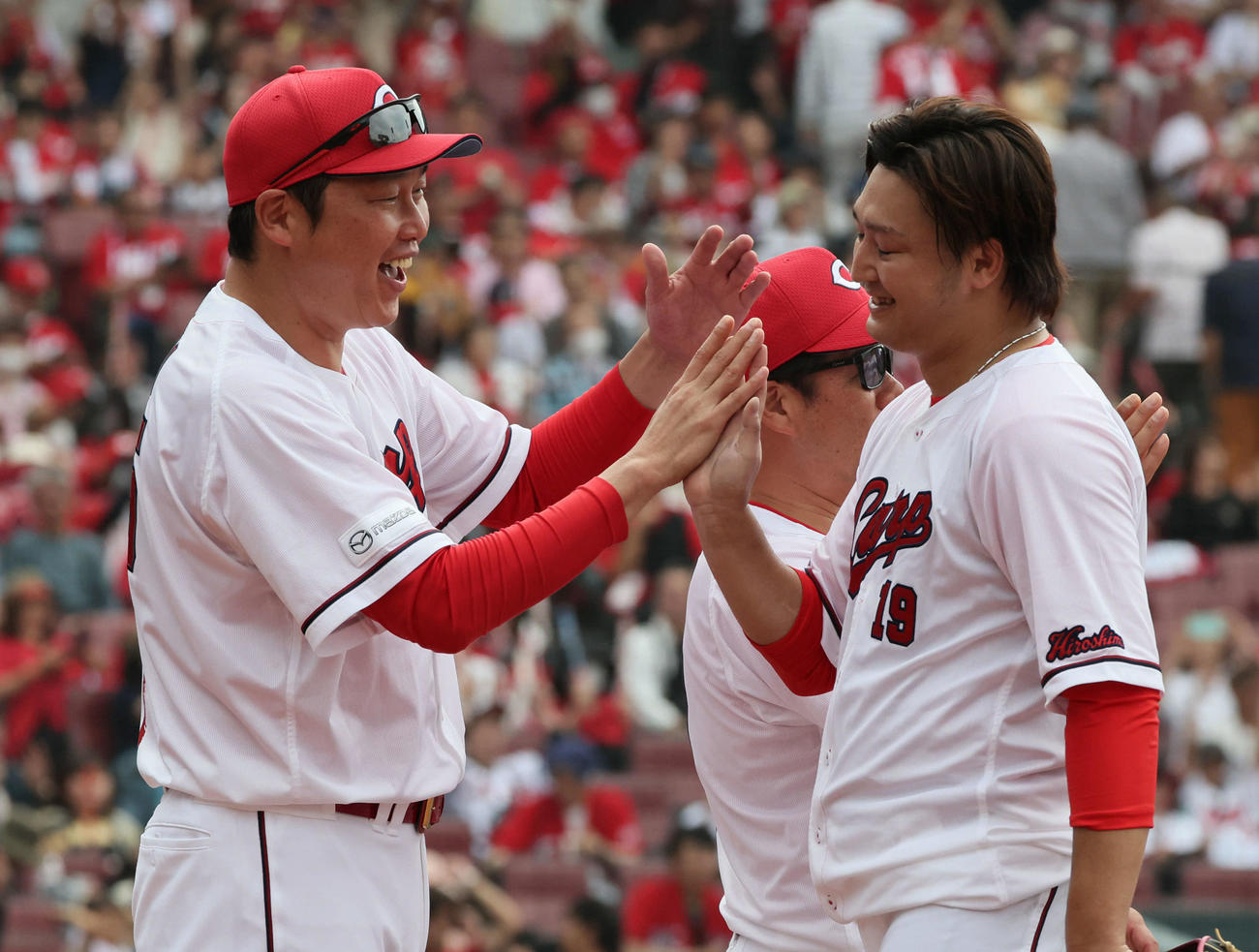 広島対西武　完投勝利の床田を迎える新井監督（左）（撮影・加藤孝規）