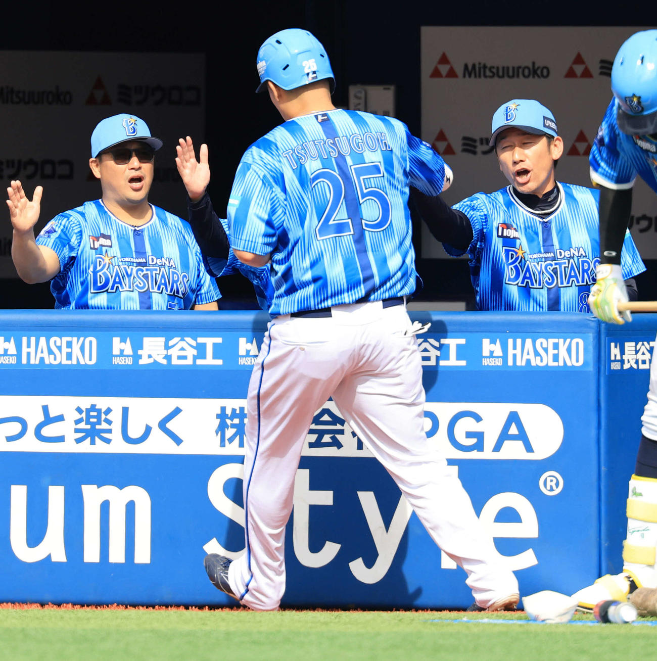 DeNA対日本ハム　4回裏DeNA1死、筒香（手前）が右越えソロ本塁打を放ちハイタッチで迎える三浦監督（右）（撮影・浅見桂子）