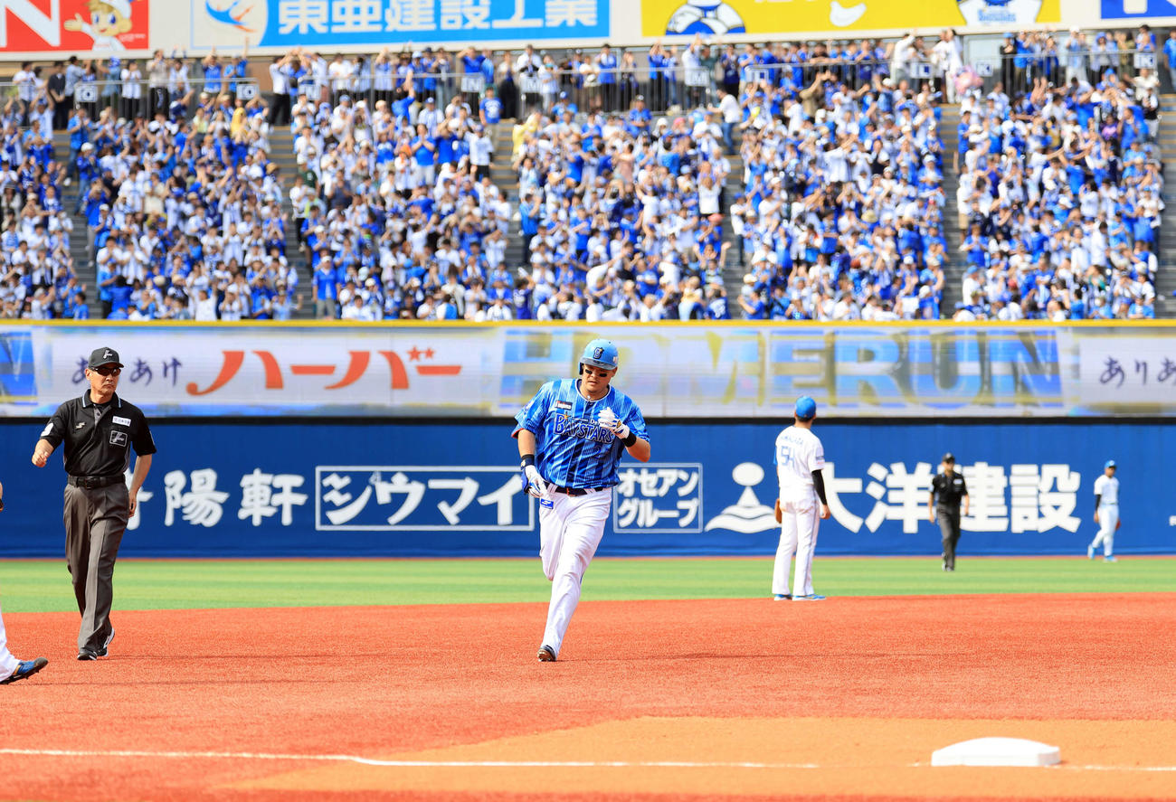 DeNA対日本ハム　4回裏DeNA1死、筒香は右越えソロ本塁打を放ちダイヤモンドを回る（撮影・浅見桂子）