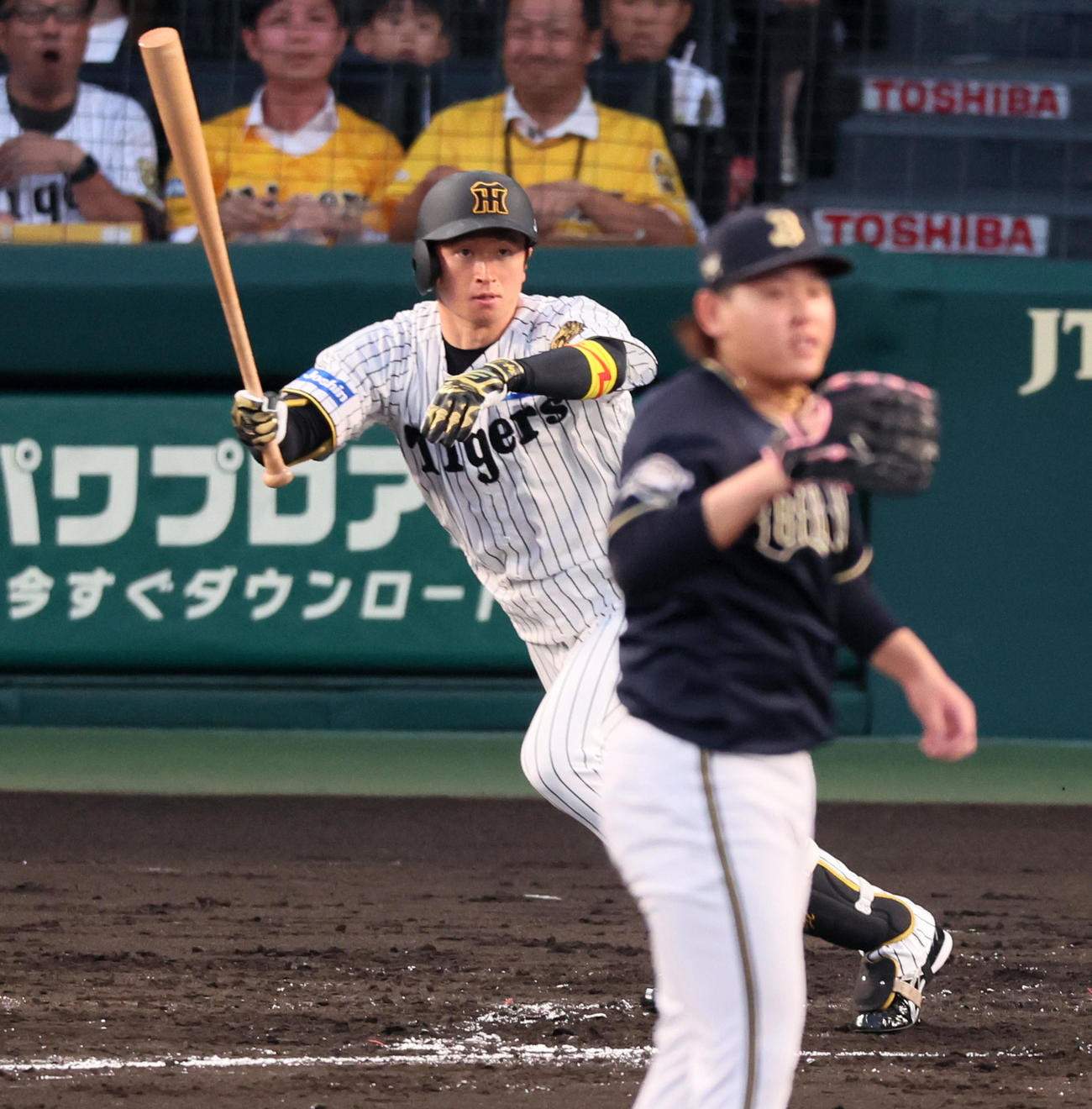 阪神対オリックス　3回裏阪神2死、近本は中前打を放つ。投手宮城（撮影・加藤哉）