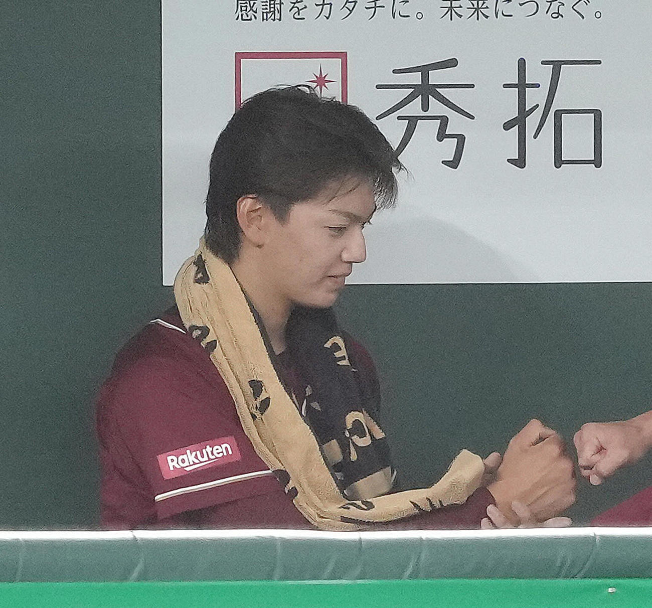 巨人対楽天　4回無失点でマウンドを降りた楽天大内誠弥（右）はベンチでグータッチを交わす（撮影・足立雅史）
