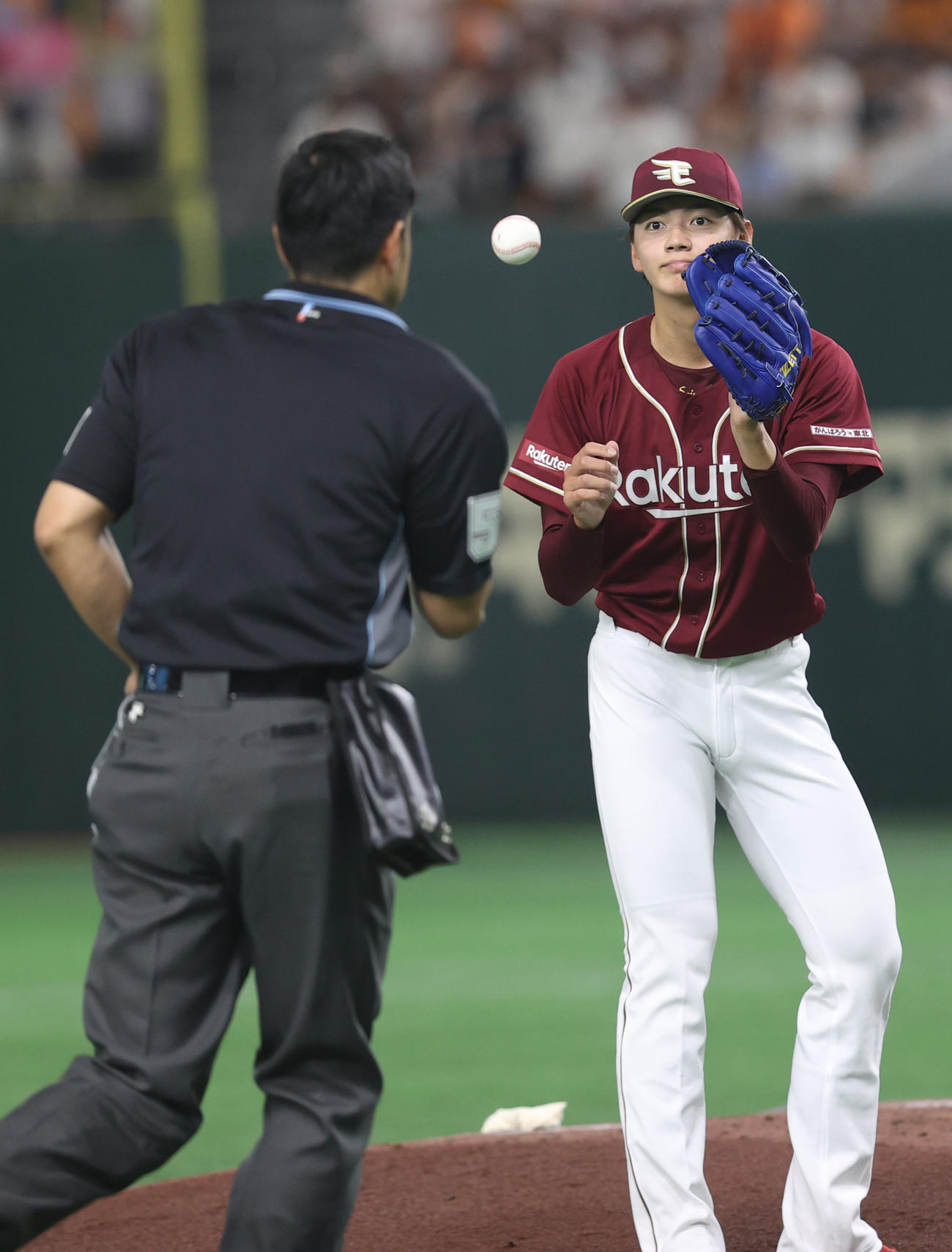 巨人対楽天　球審からボールを受け取る大内（撮影・水谷安孝）
