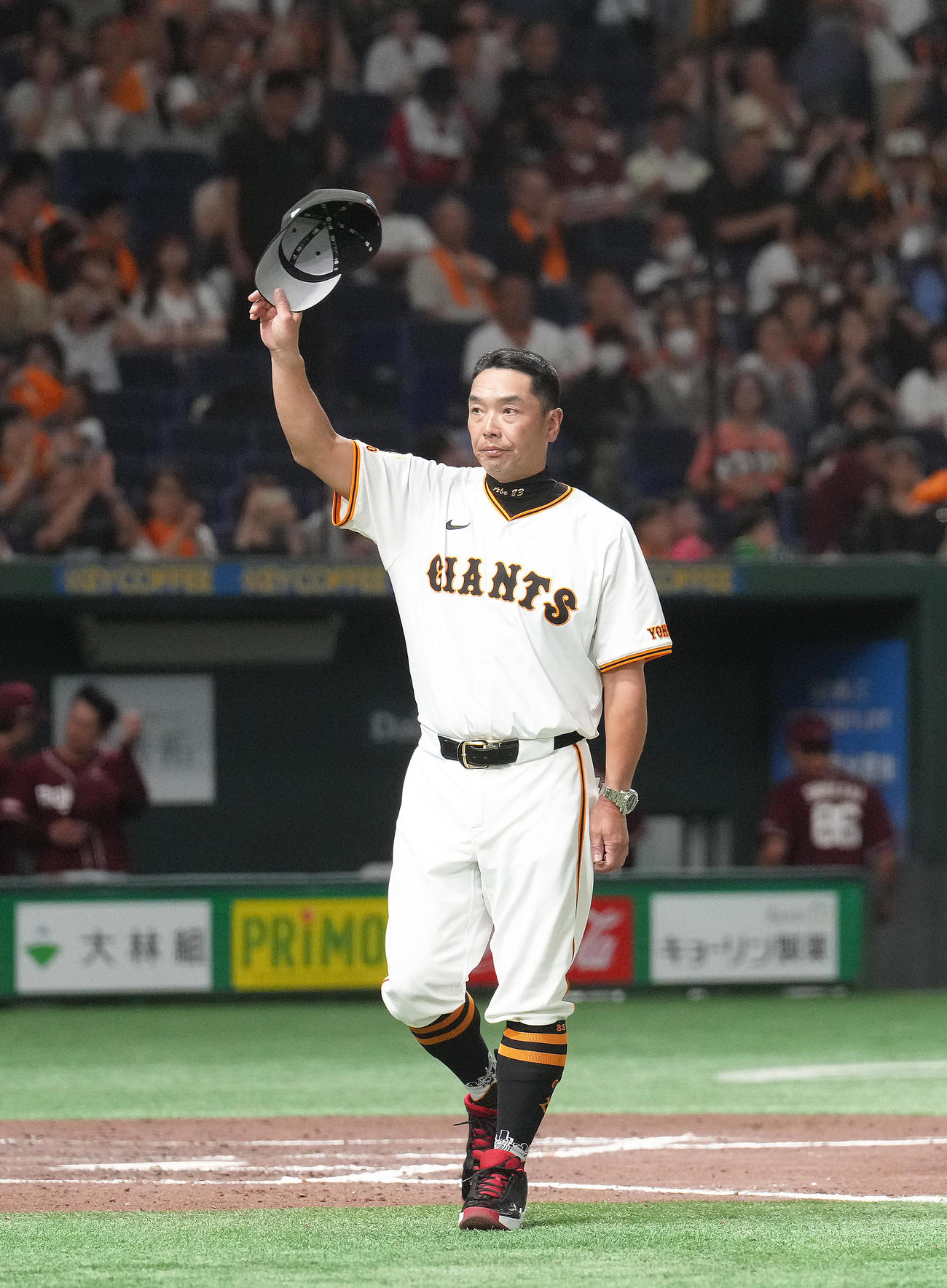 巨人対楽天　楽天に勝利し、スタンドの声援に応える巨人阿部監督（撮影・足立雅史）