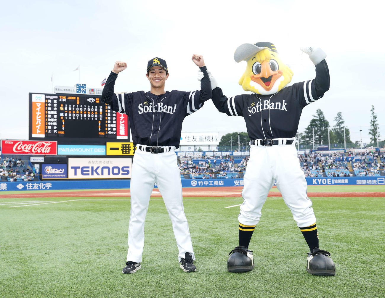 ヤクルト対ソフトバンク　ヤクルトに勝利し、ガッツポーズで写真に納まる柳町（撮影・河田真司）