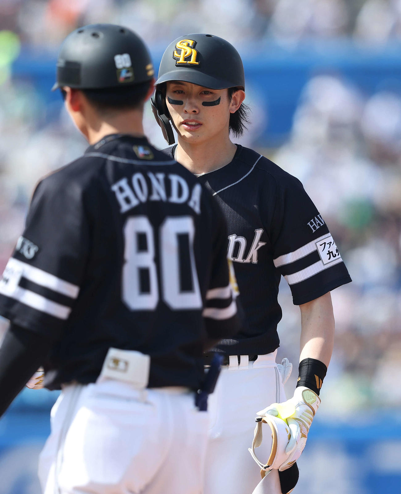 ヤクルト対ソフトバンク　3回表ソフトバンク1死、右前打を放ち出塁する周東（撮影・河田真司）