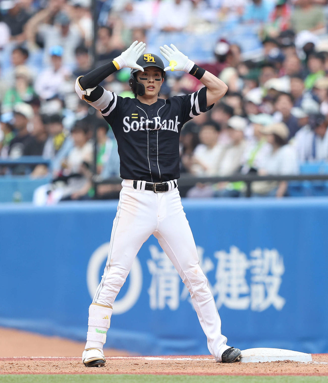 ヤクルト対ソフトバンク　6回表ソフトバンク2死二、三塁、2点適時打を放ち出塁する周東（撮影・河田真司）