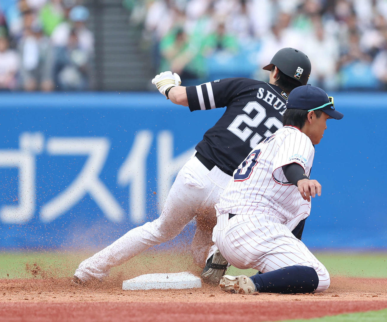 ヤクルト対ソフトバンク　6回表ソフトバンク2死二、三塁、二盗を決める周東（撮影・河田真司）