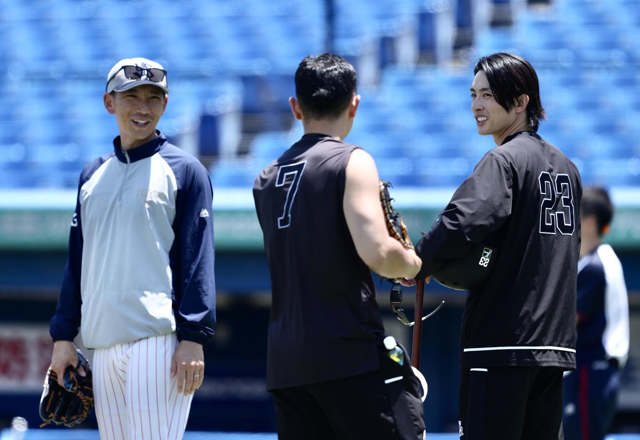 ヤクルト対ソフトバンク　試合前、ヤクルト嶋ヘッドコーチ（左）と言葉を交わすソフトバンク周東（右）と中村（撮影・河田真司）