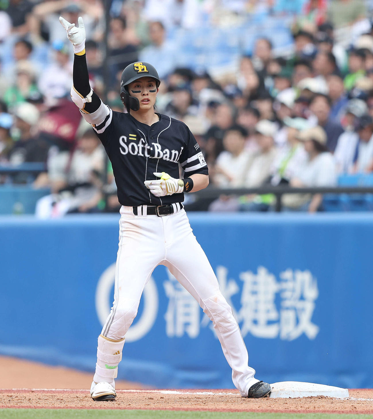 ヤクルト対ソフトバンク　6回表ソフトバンク2死二、三塁、2点適時打を放ち出塁する周東（撮影・河田真司）