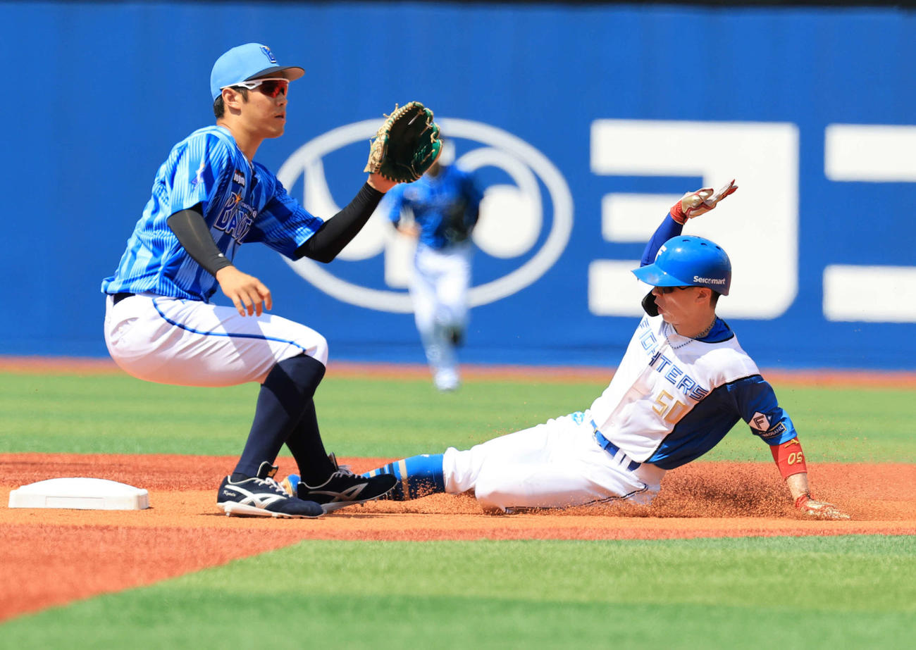 DeNA対日本ハム　1回表日本ハム1死一塁、五十幡（右）は二塁盗塁を決める（撮影・浅見桂子）