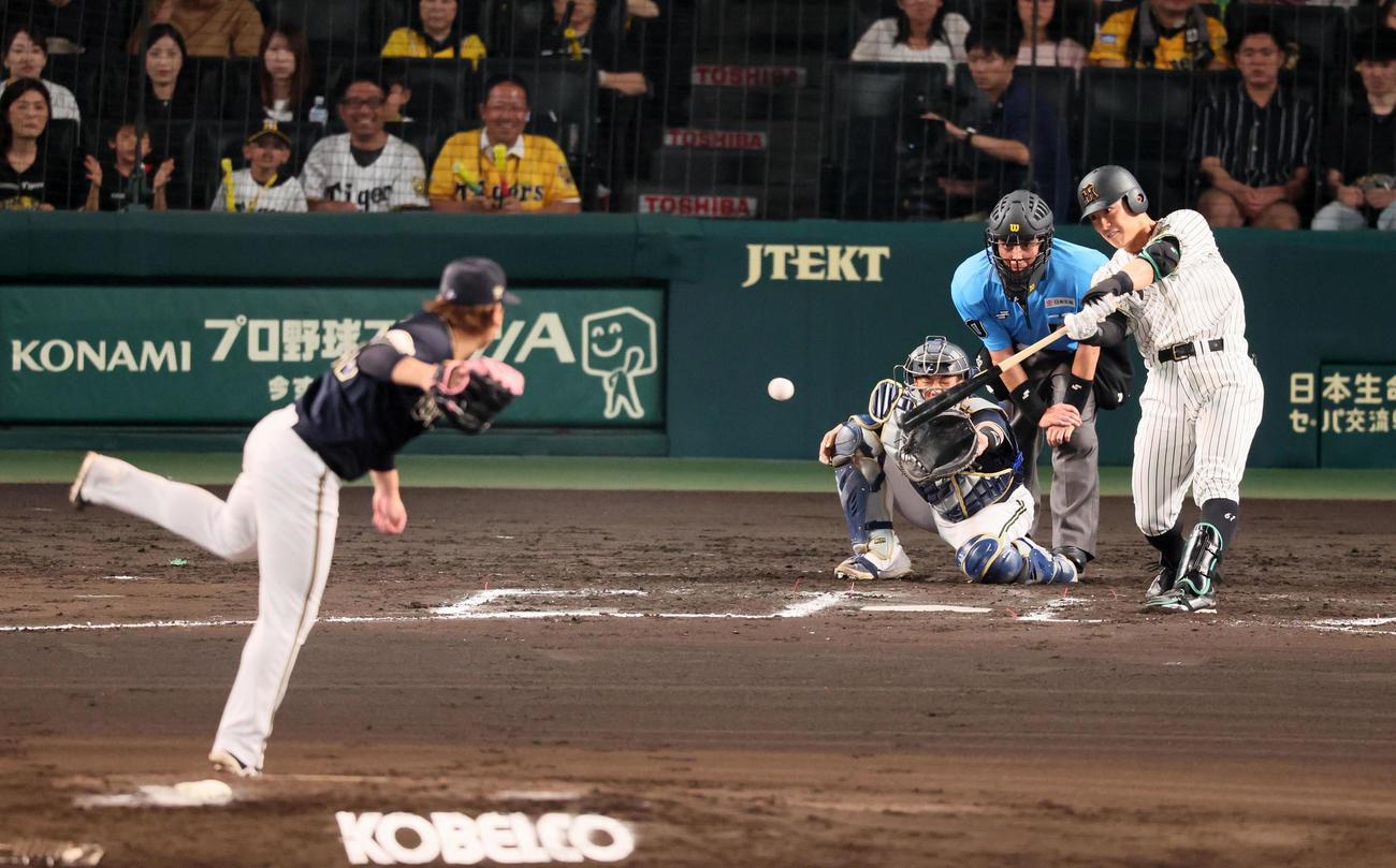 阪神対オリックス　6回裏阪神無死、代打豊田は右前打を放つ。投手宮城（撮影・加藤哉）