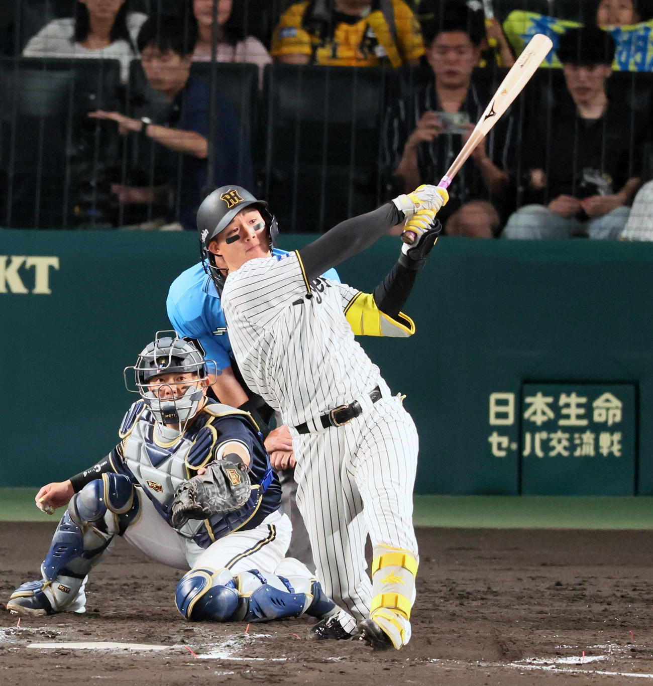 阪神対オリックス　6回裏阪神1死一、二塁、森下は左越え3点本塁打を放つ（撮影・加藤哉）