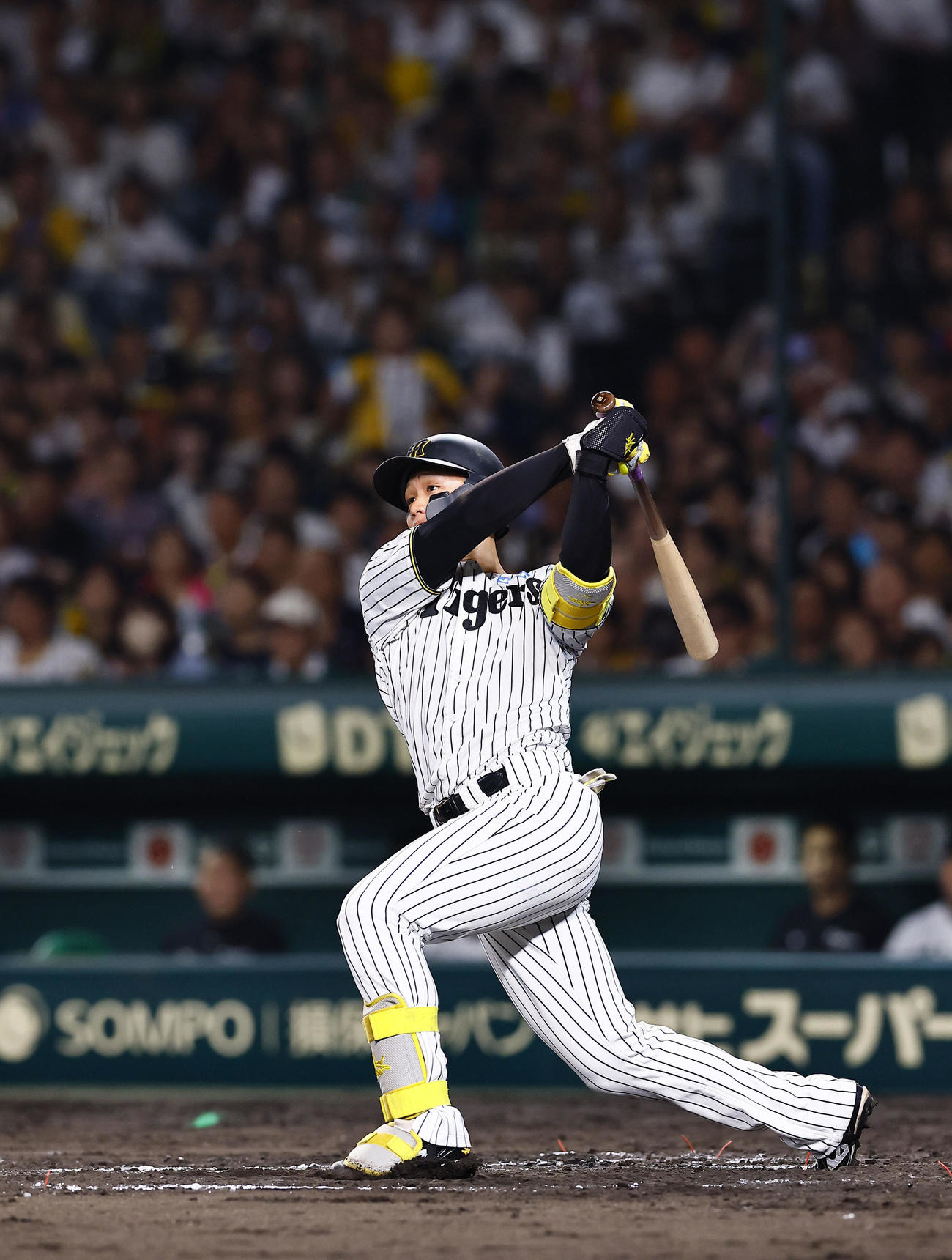 阪神対オリックス　6回裏阪神1死一、二塁、森下は左越えに逆転の3点本塁打を放つ（撮影・藤尾明華）
