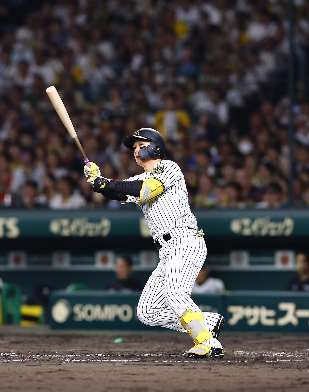 阪神対オリックス　6回裏阪神1死一、二塁、森下は左越えに逆転の3点本塁打を放つ（撮影・藤尾明華）