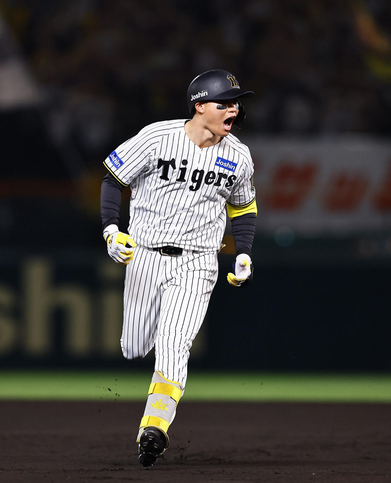 阪神対オリックス　6回裏阪神1死一、二塁、森下は左越えに逆転の3点本塁打を放ち、雄たけびを上げながら三塁へ向かう（撮影・藤尾明華）