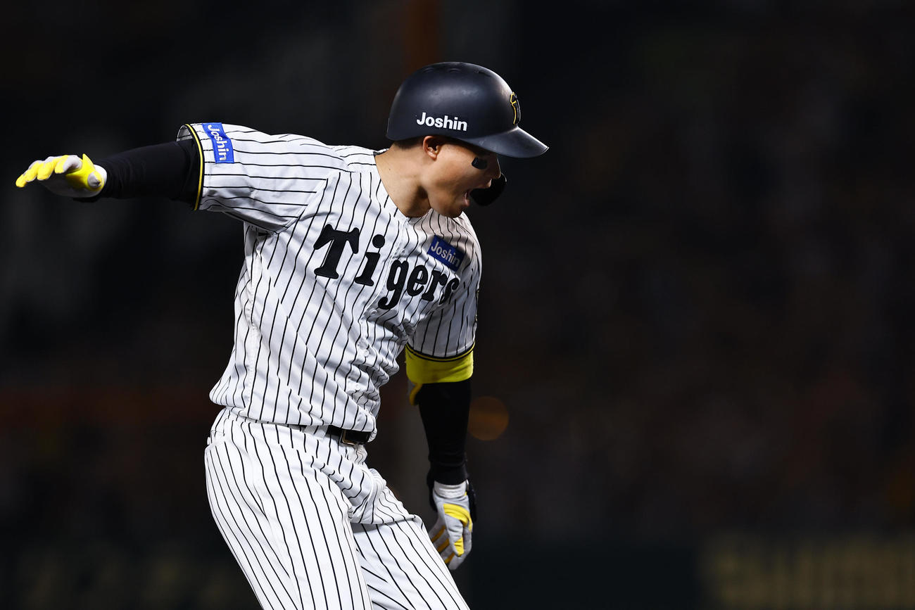 阪神対オリックス　6回裏阪神1死一、二塁、森下は左越えに逆転の3点本塁打を放ち三塁を回る（撮影・藤尾明華）
