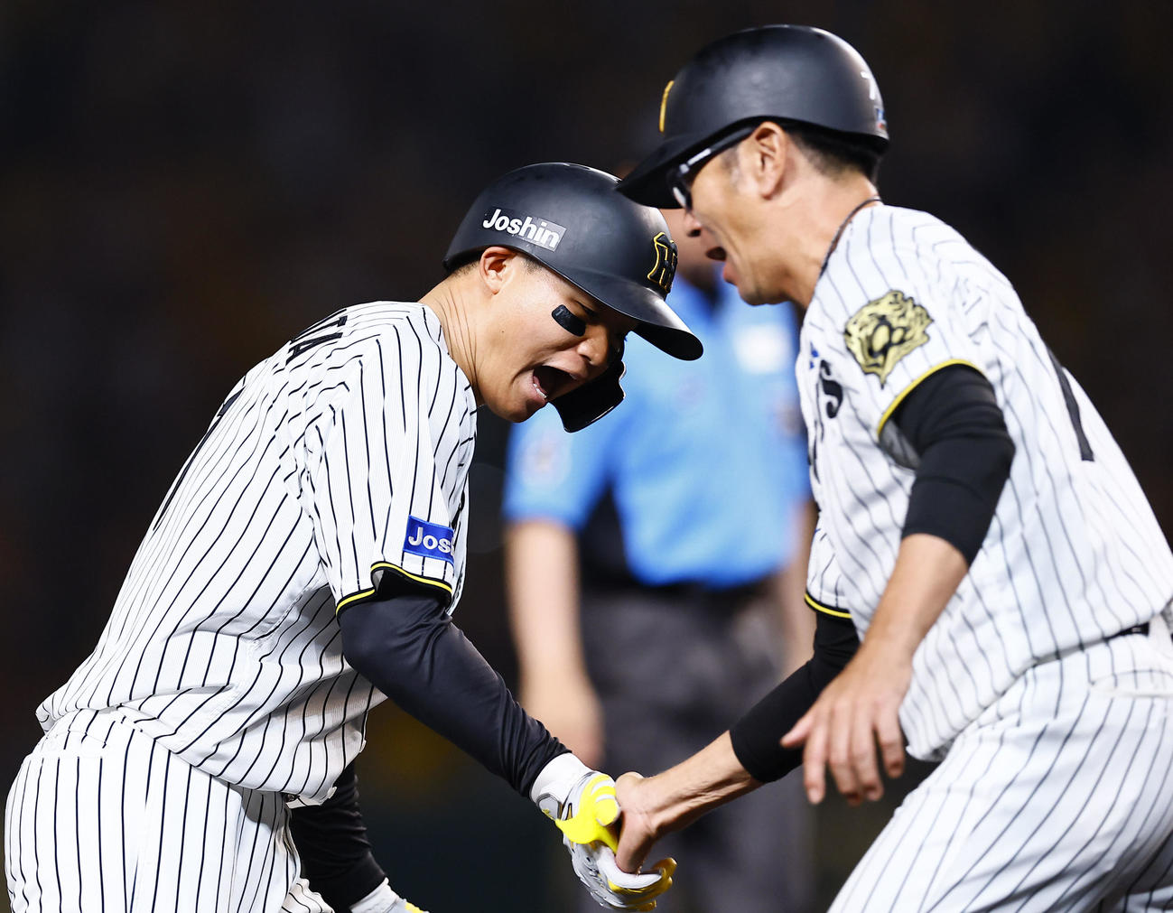 阪神対オリックス　6回裏阪神1死一、二塁、森下は左越えに逆転の3点本塁打を放ち三塁を回る（撮影・藤尾明華）