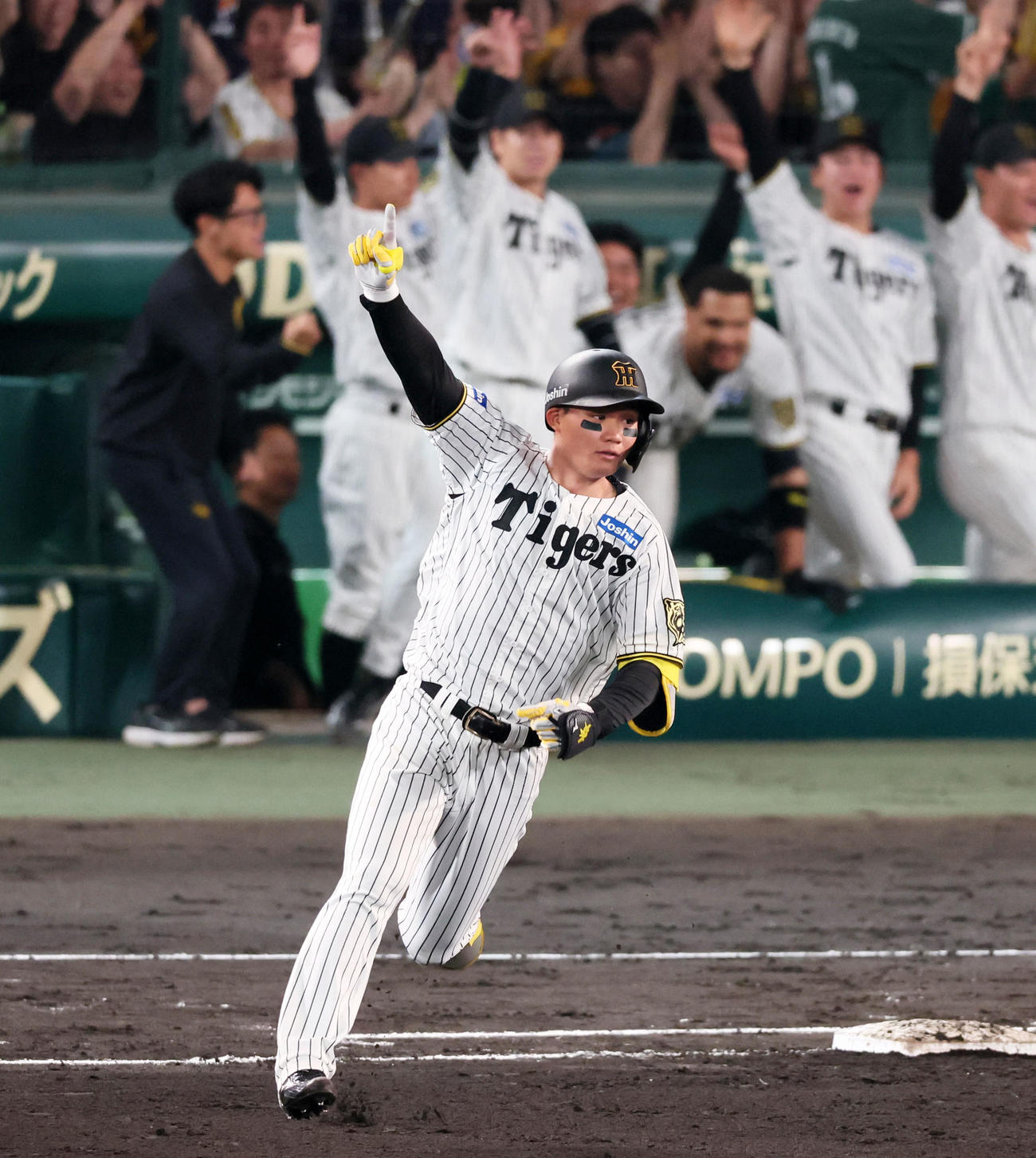 阪神対オリックス　6回裏阪神1死一、二塁、森下は左越え3点本塁打を放ちダイヤモンドを駆ける（撮影・加藤哉）
