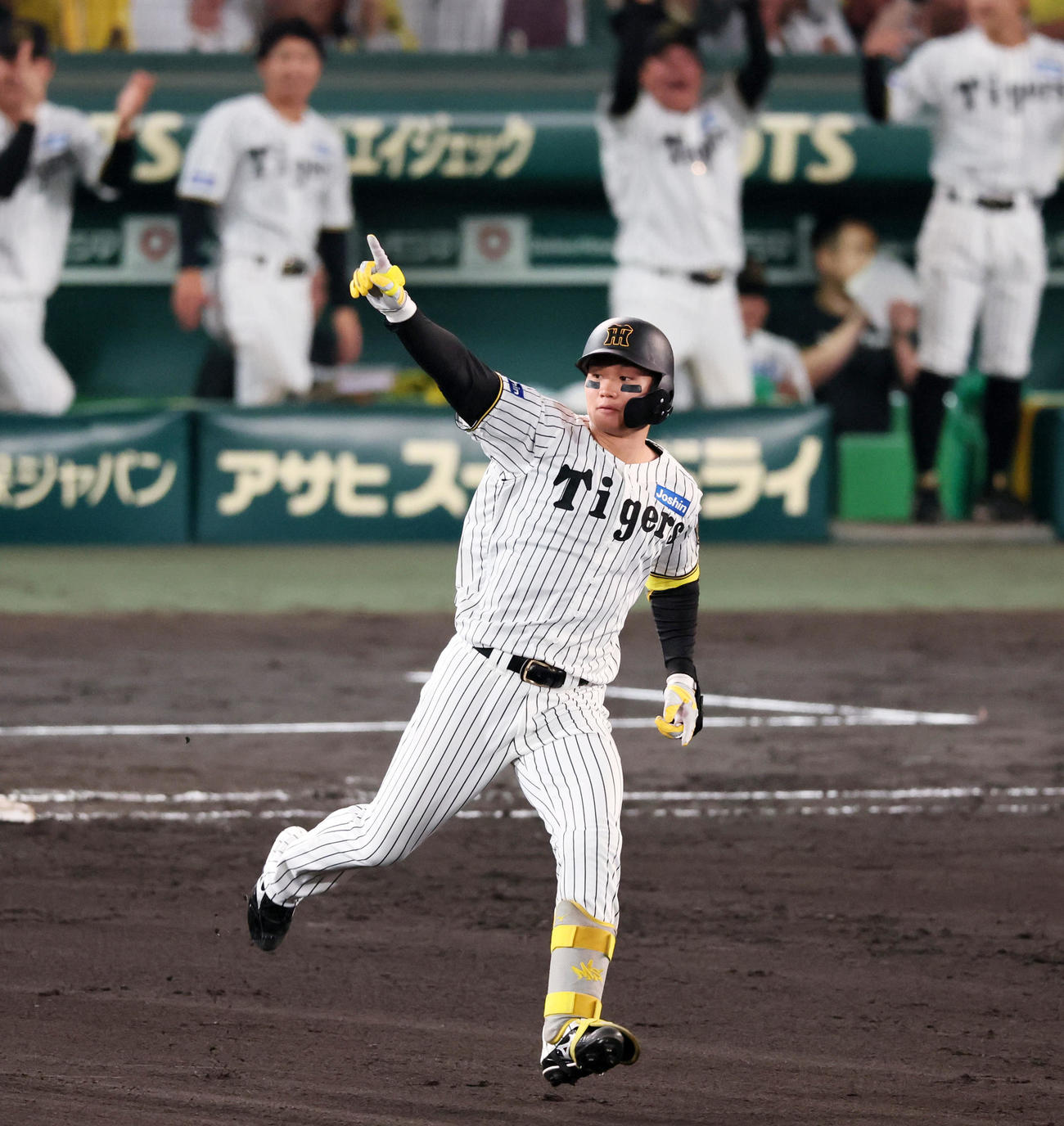 阪神対オリックス　6回裏阪神1死一、二塁、森下は左越え3点本塁打を放ちダイヤモンドを駆ける（撮影・加藤哉）