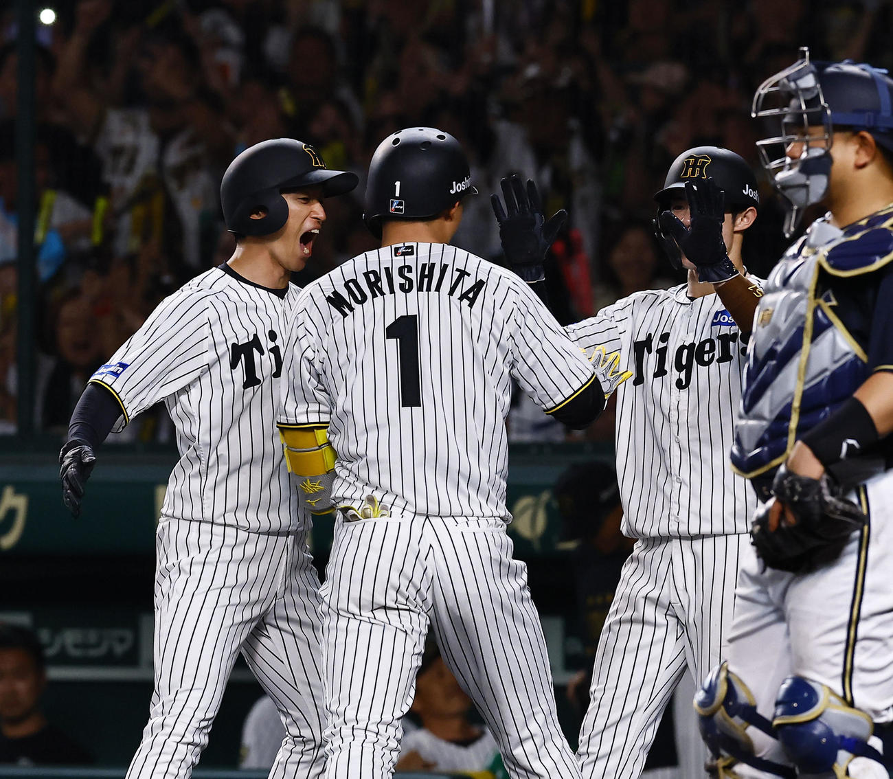 阪神対オリックス　6回裏阪神1死一、二塁、逆転の3点本塁打を放った森下を出迎える近本（左）（撮影・藤尾明華）