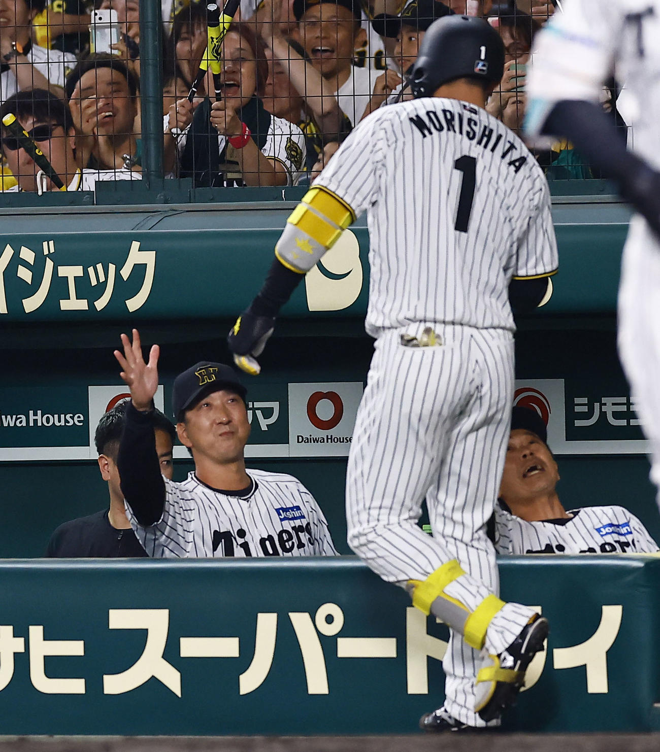 阪神対オリックス　6回裏阪神1死一、二塁、逆転の3点本塁打を放った森下を出迎える藤川監督（撮影・藤尾明華）