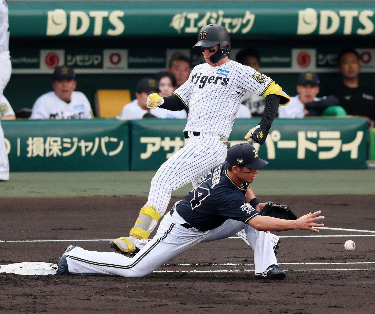 阪神対オリックス　1回裏阪神2死、森下は遊失で出塁。一塁手頓宮（撮影・加藤哉）