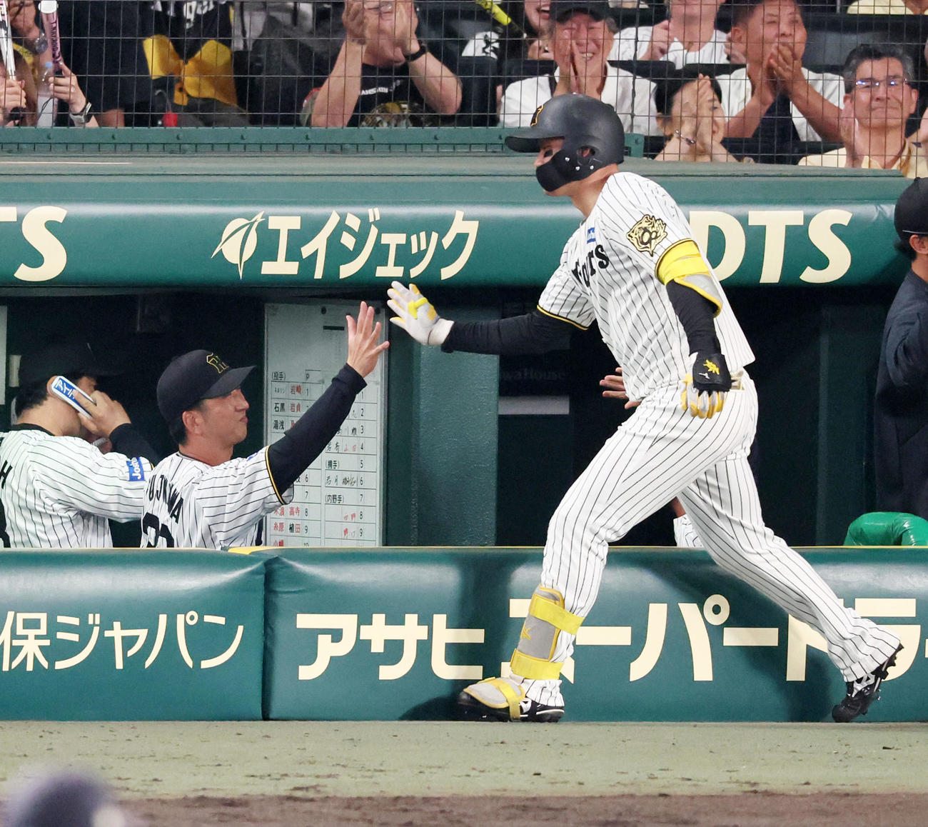 阪神対オリックス　6回裏阪神1死一、二塁、森下は左越え3点本塁打を放ちベンチの藤川監督（左）とタッチする（撮影・加藤哉）