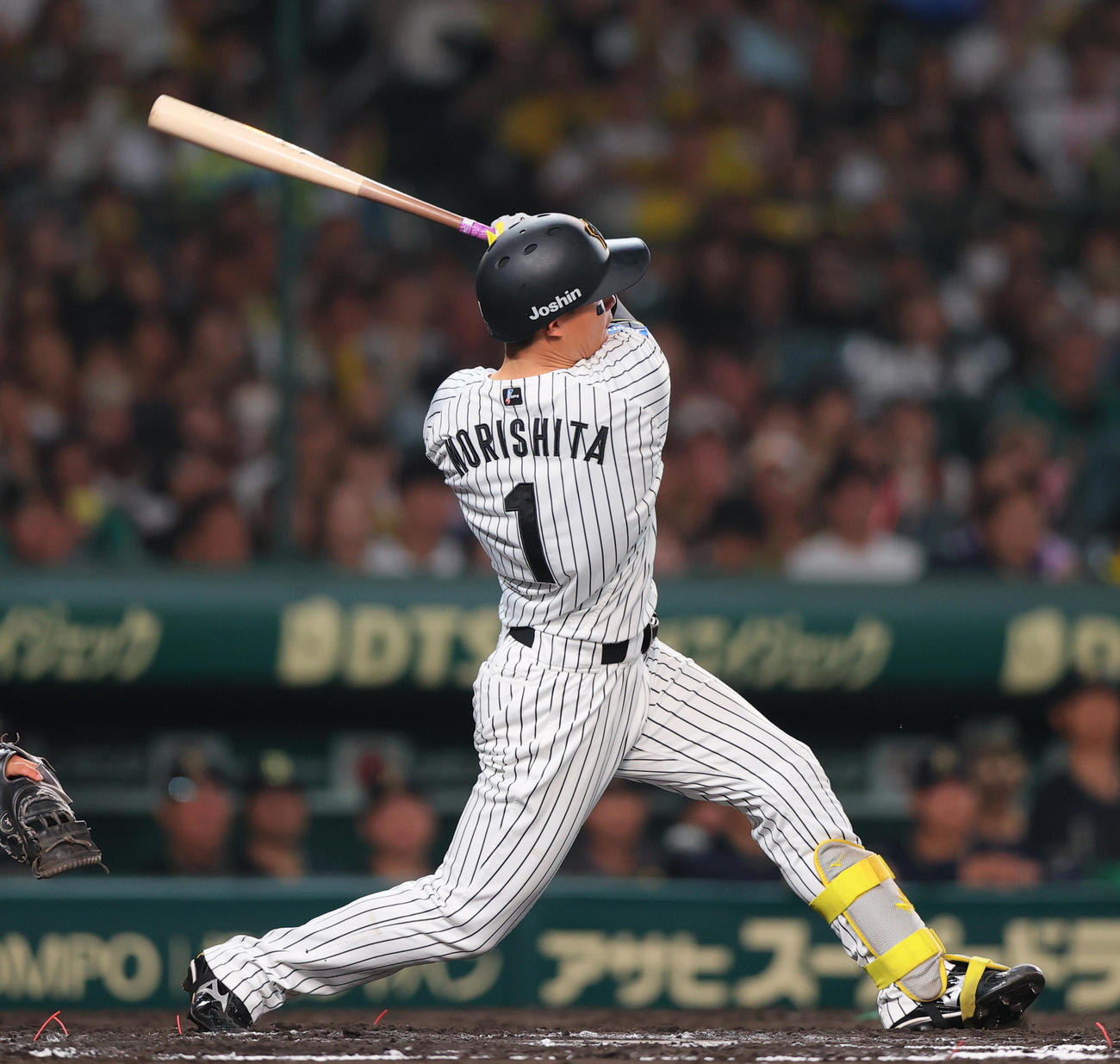 阪神対オリックス　6回裏阪神1死一、二塁、森下は左越え3点本塁打を放つ（撮影・上山淳一）