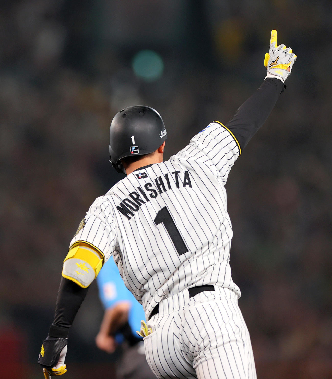 阪神対オリックス　6回裏阪神1死一、二塁、森下は左越え3点本塁打を放ちポーズを決める（撮影・上山淳一）