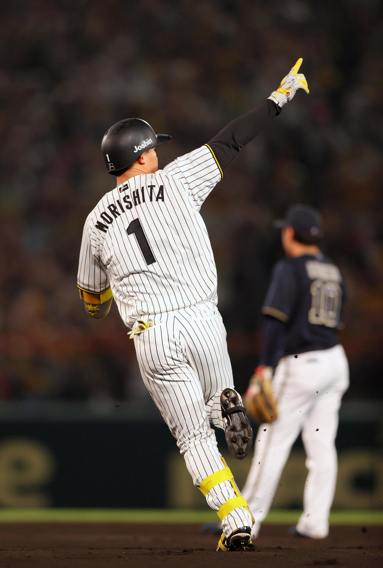 阪神対オリックス　6回裏阪神1死一、二塁、森下は左越え3点本塁打を放ちポーズを決める（撮影・上山淳一）