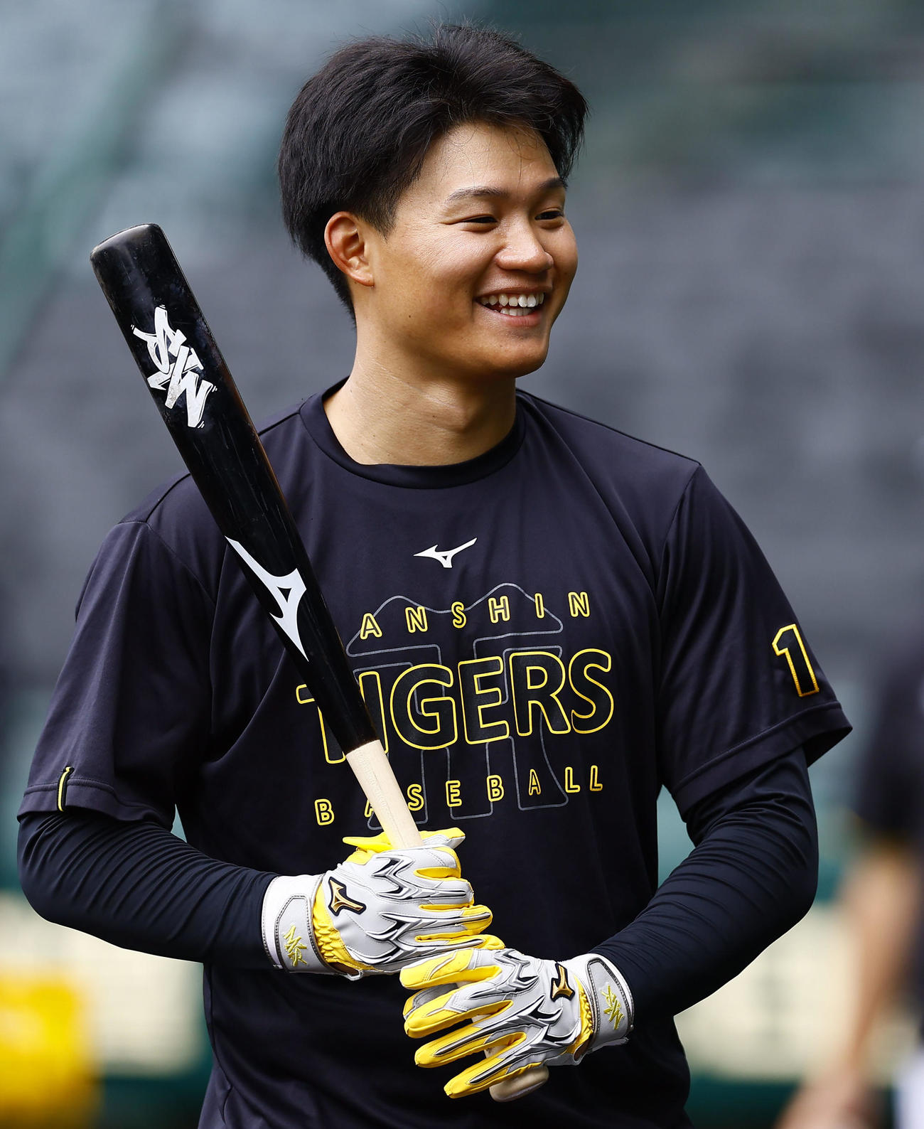 阪神対オリックス　短いバットで打撃練習する阪神森下（撮影・藤尾明華）