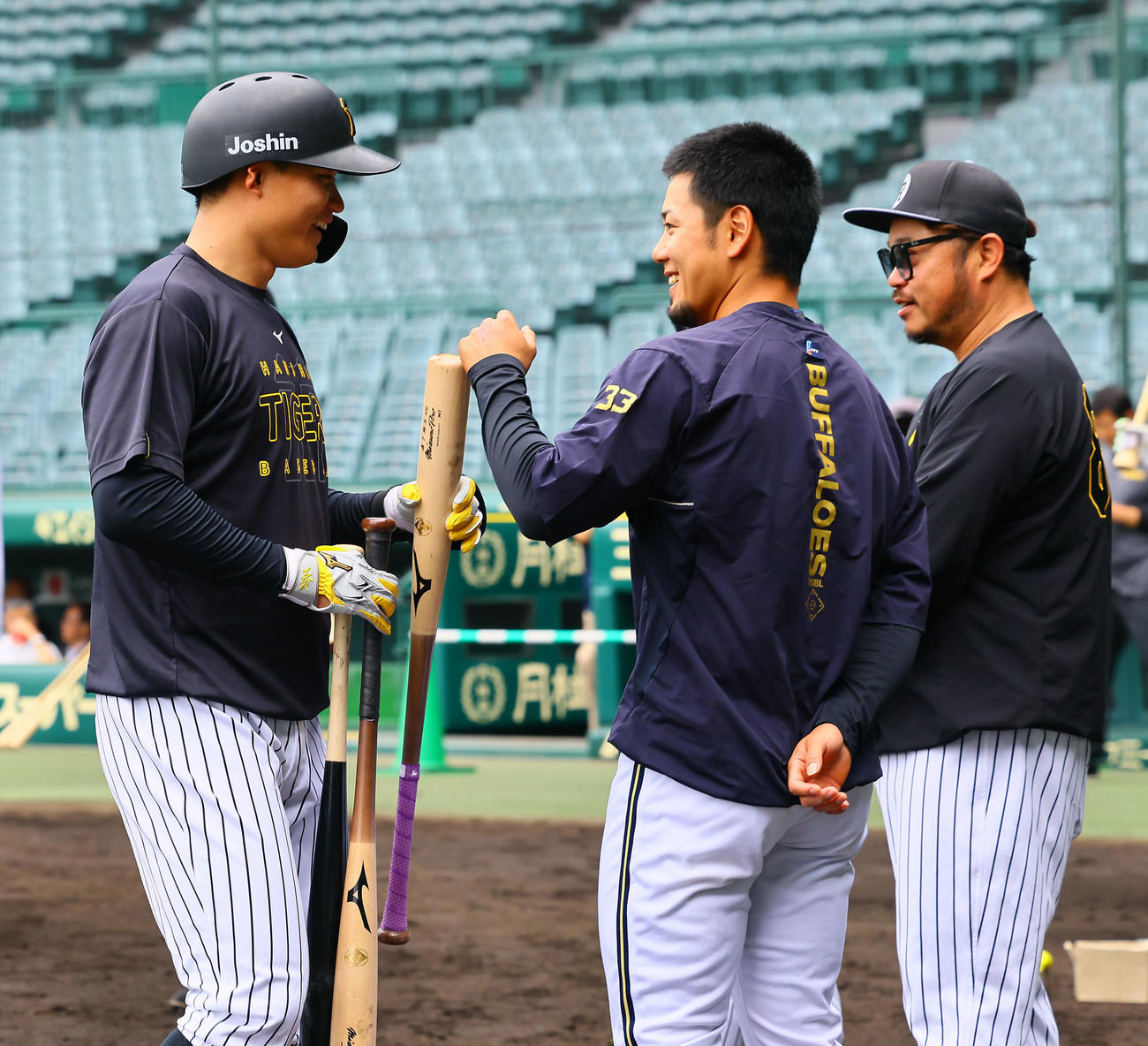 阪神対オリックス　あいさつする阪神森下（左）とオリックス杉沢（撮影・藤尾明華）